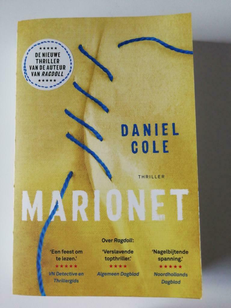 Marionet - Daniel Cole, Ophalen, Gelezen, Amerika
