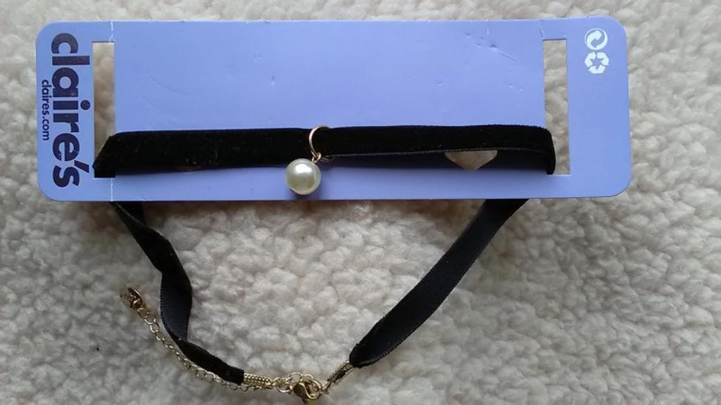 Chocker / ras-de-cou en velours noir orné d'une perle Claire, Bijoux, Sacs & Beauté, Colliers, Neuf, Enlèvement ou Envoi, Synthétique