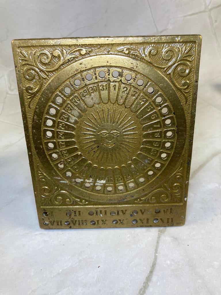 Calendrier perpétuel en laiton avec motif solaire, Enlèvement ou Envoi