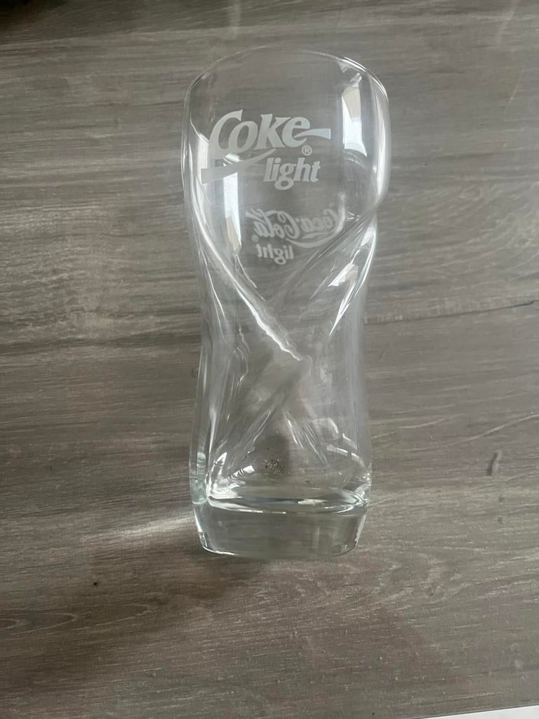 Coca cola light gedraaid glas 14cm, Ophalen of Verzenden, Gebruikt, Frisdrankglas