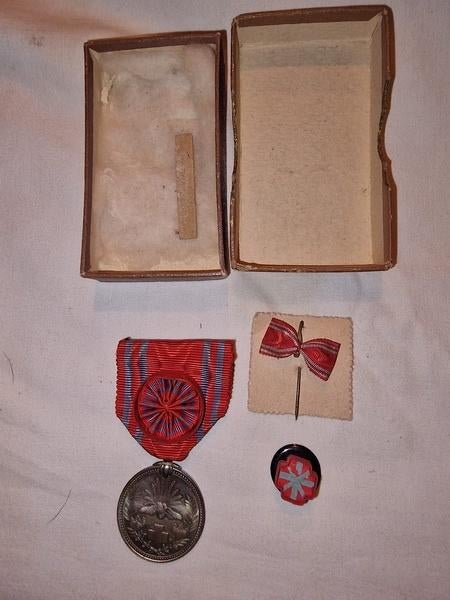 WWII Japans Rode Kruis medaille (A), Verzamelen, Militaria | Tweede Wereldoorlog, Ophalen of Verzenden, Overige soorten, Lintje, Medaille of Wings