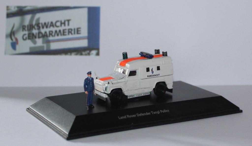 GENDARMERIE LAND ROVER DEFENDER TANGI + FIGURINE + PLEXI 1/8, Collections, Envoi, Gendarmerie, Miniature ou Figurine