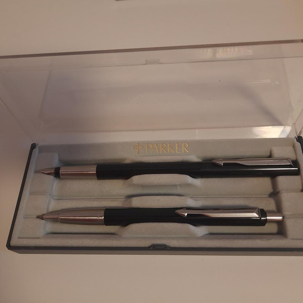 ENSEMBLE VECTORIEL PARKER : STYLO PLUME NOIR* ET CRAYON MÉCA, Collections, Stylos, Neuf, Stylo, Parker, Avec boîte, Enlèvement