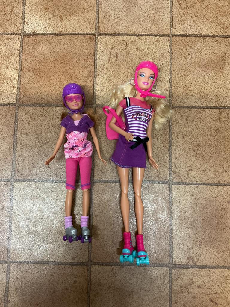 Barbie en Stacie op rolschaatsen, Kinderen en Baby's, Speelgoed | Poppen, Ophalen of Verzenden, Zo goed als nieuw, Barbie