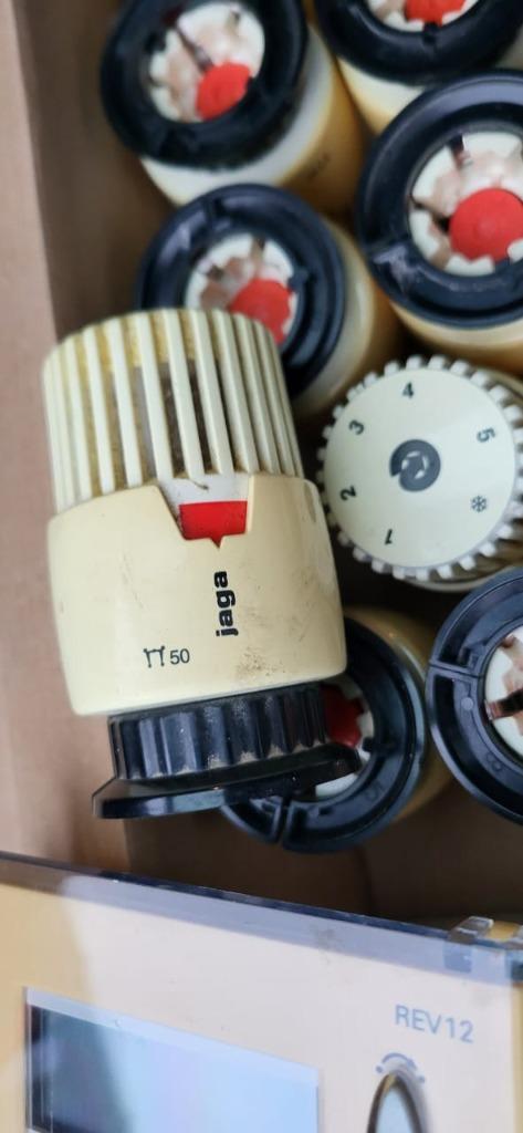 Lot de têtes thermostatiques Jaga + Thermostat Siemens, Bricolage & Construction, Enlèvement, Thermostat