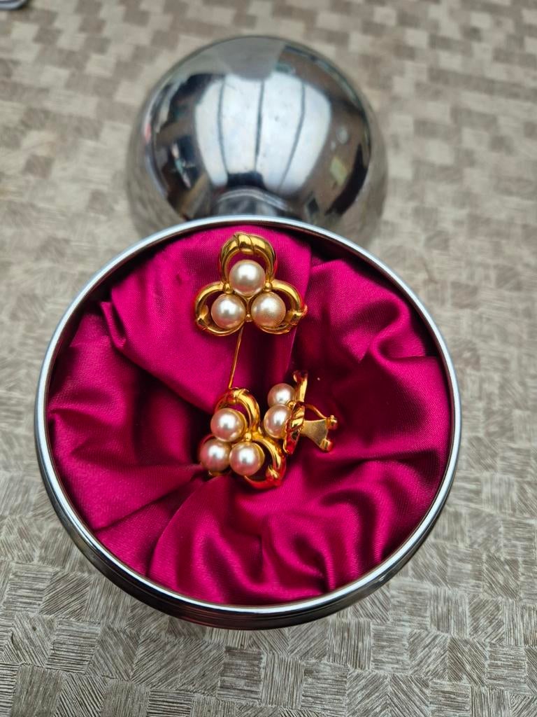 Vintage vergulde chique parel  set van oorbellen en broche, Handtassen en Accessoires, Antieke sieraden, Ophalen, Broche