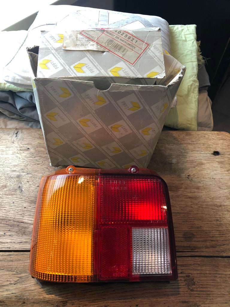 feu arrière gauche neuf Peugeot 205, Neuf, Pièces Oldtimer ou Ancêtre