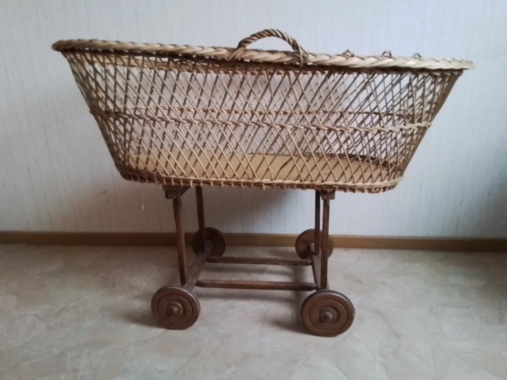 Antieke rieten babywieg met hemel, Kinderen en Baby's, Ophalen, Gebruikt, Wieg
