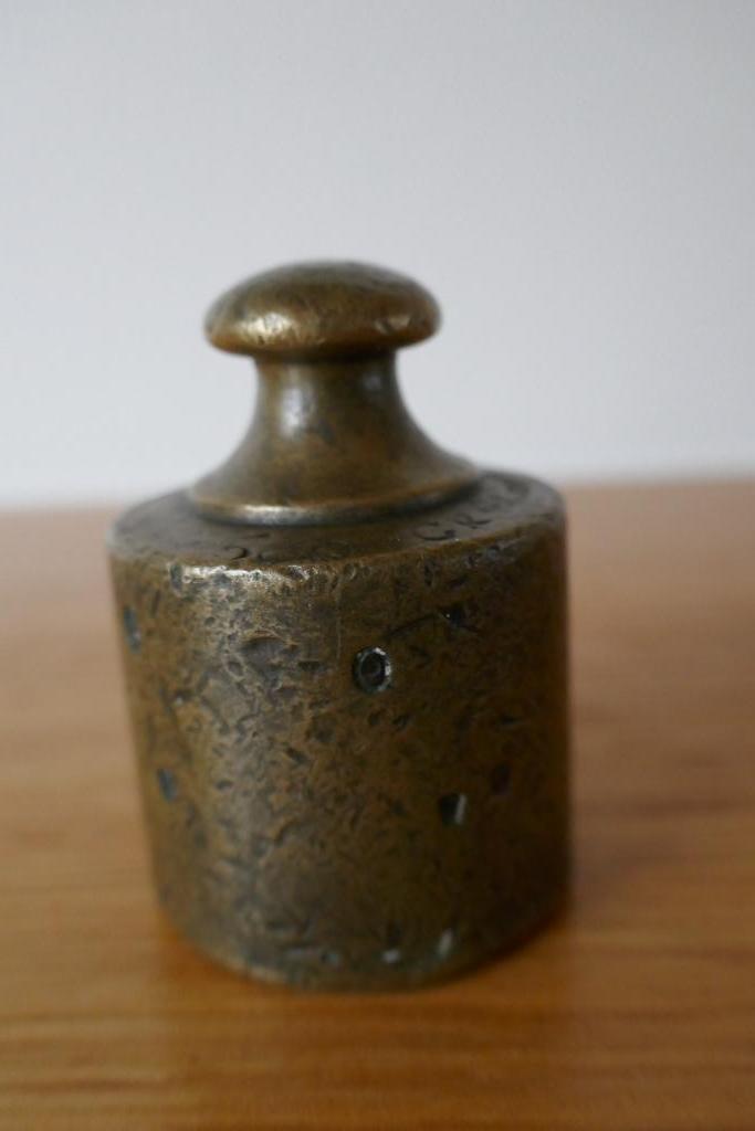 ancien poids d'un demi-kilogramme avec symboles d'étalonnage, Antiquités & Art, Curiosités & Brocante, Enlèvement ou Envoi