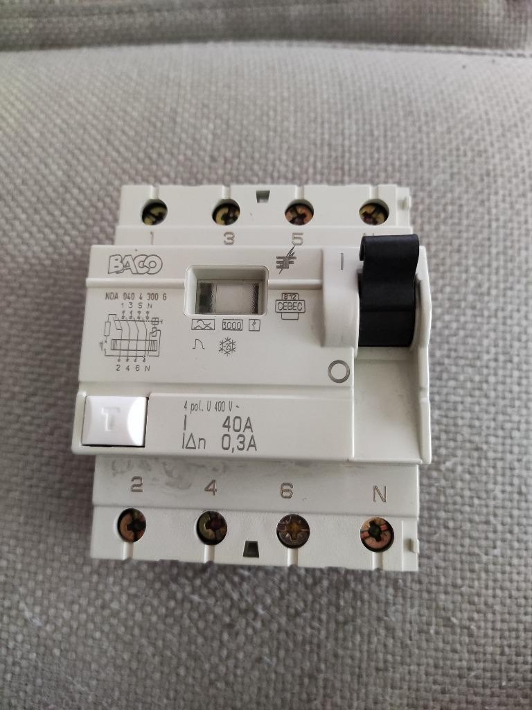 Aardlekschakelaar 40A 300ma 4p, Bricolage & Construction, Enlèvement, Utilisé, Interrupteur