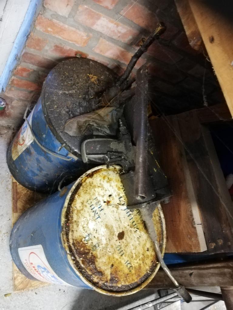 30 kg lionoil vet en pneumatisch vetpistool en vulmechanisme, Enlèvement