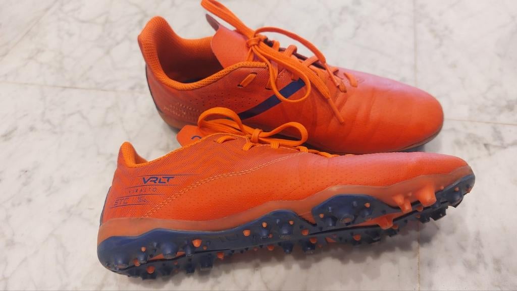 Voetbalschoenen met kleine noppen, schoenmaat 36, €10, Ophalen of Verzenden, Zo goed als nieuw, Schoenen