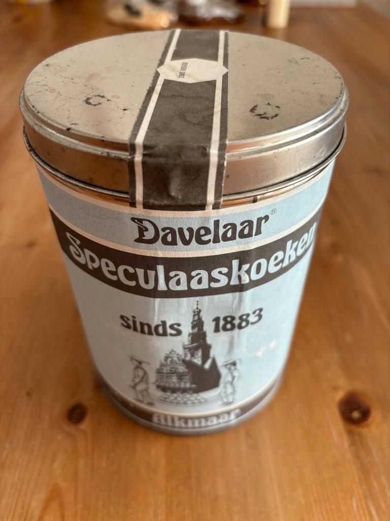 Davelaar speculaaskoeken oud blik papier bus, Ophalen of Verzenden, Gebruikt, Koek(jes), Overige merken