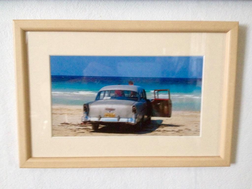 Cadre CUBA (28 x 19 cm) avec une voiture américaine classiqu, Moins de 50 cm, Enlèvement ou Envoi, Comme neuf, Bois