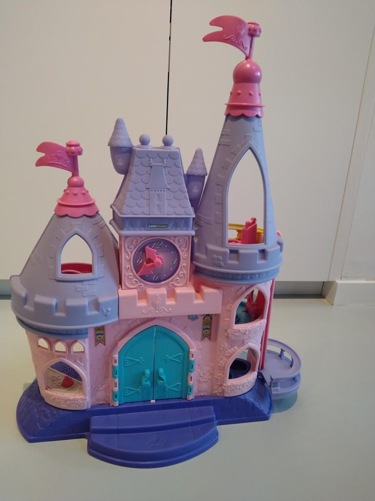 Prinsessenkasteel met 2 figuurtjes, Ophalen of Verzenden, Zo goed als nieuw, Poppenhuis