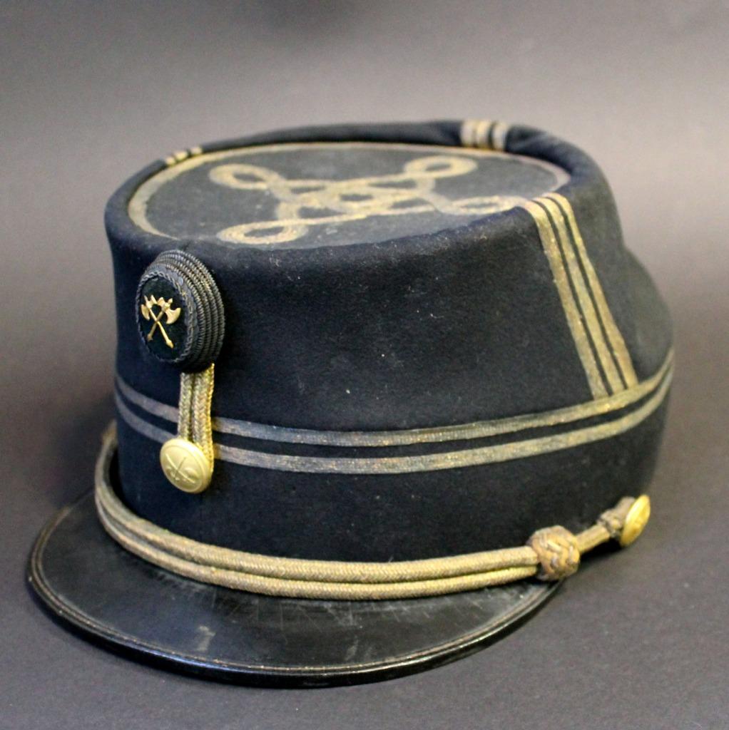 GEZOCHT. Belgische brandweer Shako's en Kepies voor 1940., Ophalen of Verzenden, Overige soorten, Helm of Baret