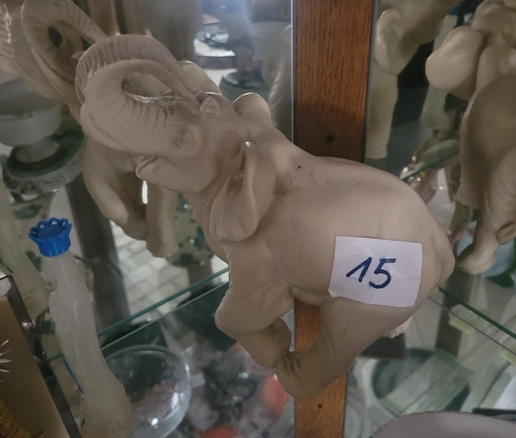 Figurine d'éléphant en résine, Collections, Statues & Figurines, Utilisé, Animal, Enlèvement