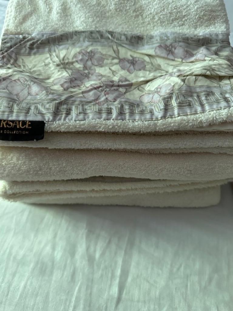 Handdoekenset GIANNI VERSACE, Huis en Inrichting, Ophalen, Zo goed als nieuw, Roze, Handdoek