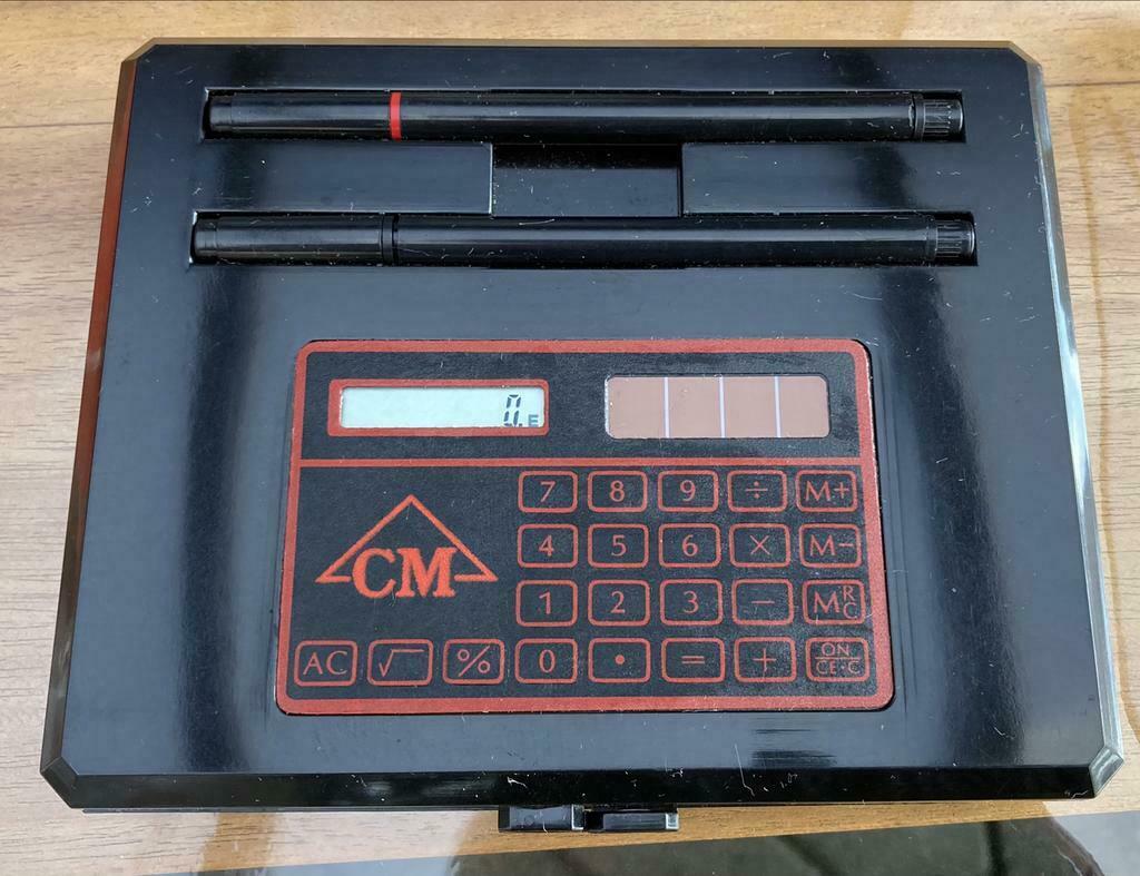 Doos met rekenmachine,2 balpennen,schaartje,blokje papier, Ophalen of Verzenden, Nieuw
