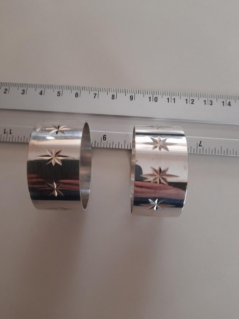 2 verzilverde servet ringen met gegraveerde sterren, Ophalen of Verzenden
