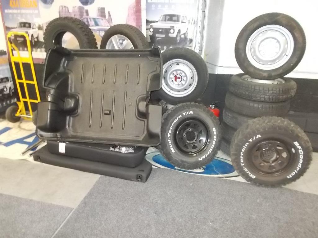 NIVA 4X4  BANDEN VELGEN ONDERDELEN ENZ ALLES VR NIVA TE KOOP, Euro 5, Stof, Niva, Zwart