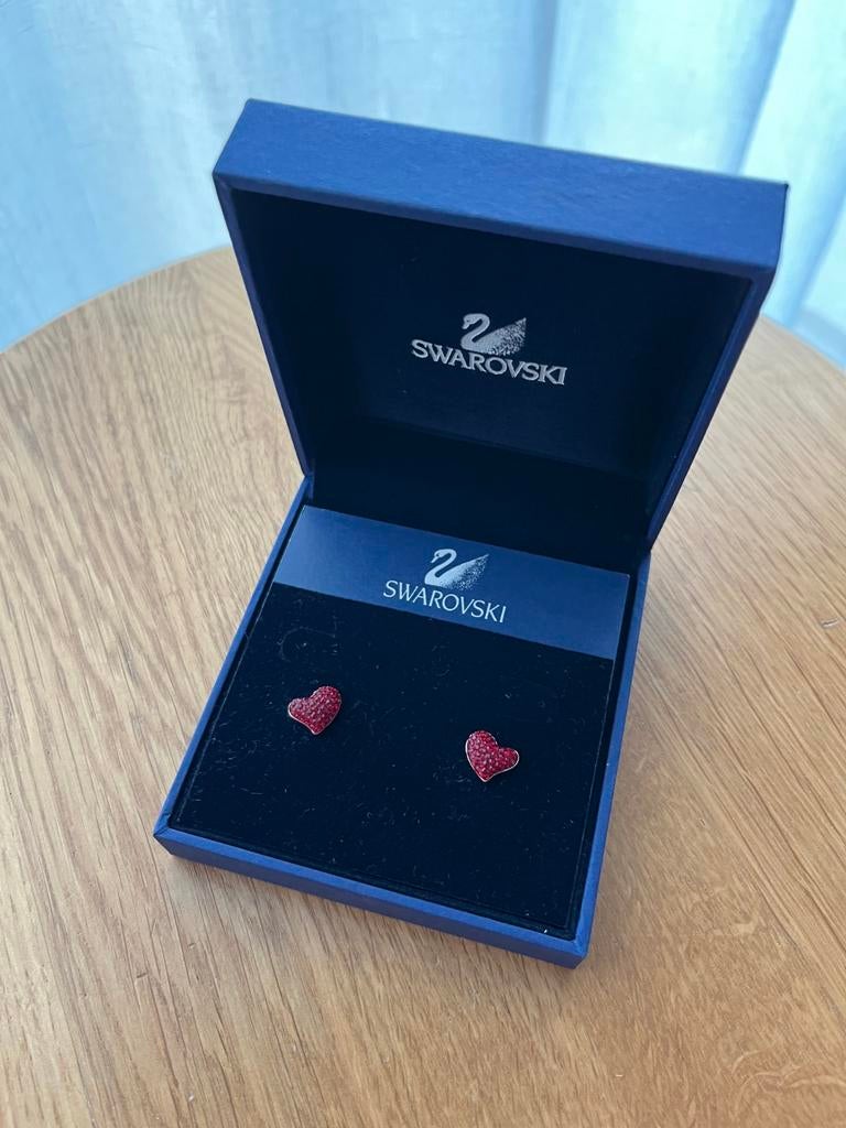 Swarovski oorbellen, oorstekers in de vorm van rode hartjes, Ophalen of Verzenden, Zo goed als nieuw, Sieraad of Horloge