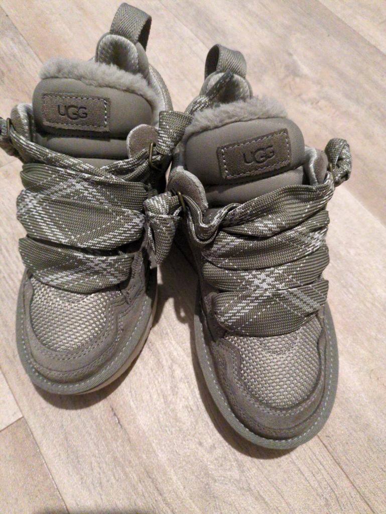 Prachtige UGG Lowmel Sneakers, Ophalen, Beige, Nieuw, Sneakers