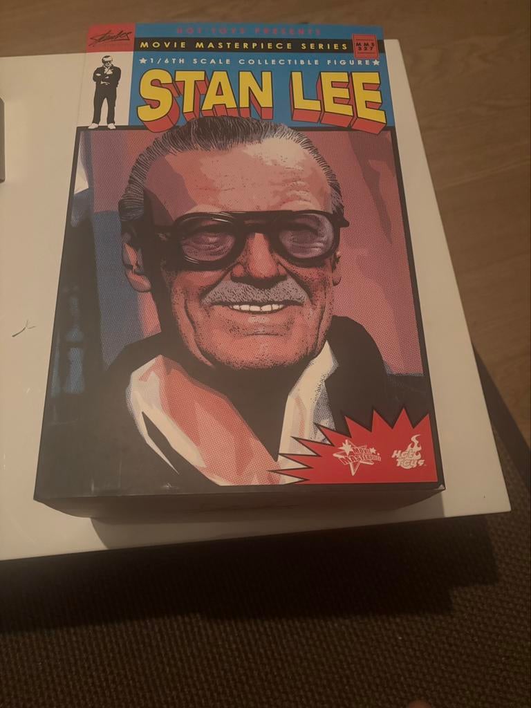 1/6 figuur Stan Lee - Hot Toys MMS 327, Collections, Enlèvement ou Envoi