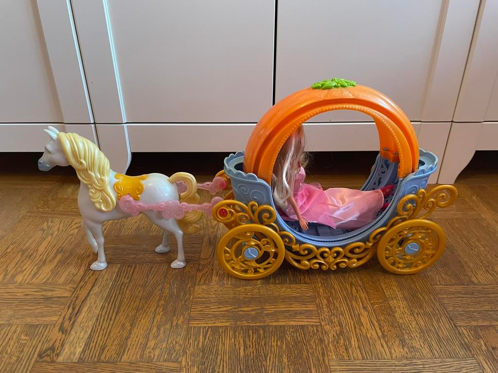 Prachtige assepoester koets met barbie en paart, Kinderen en Baby's, Ophalen, Zo goed als nieuw