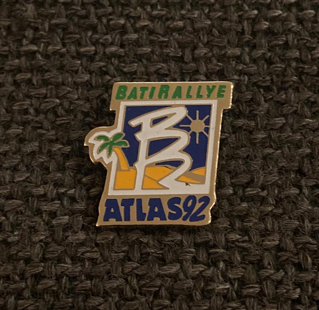 PIN - BATI RALLYE - ATLAS 92 - RALLY, Envoi, Utilisé, Sport, Insigne ou Pin's