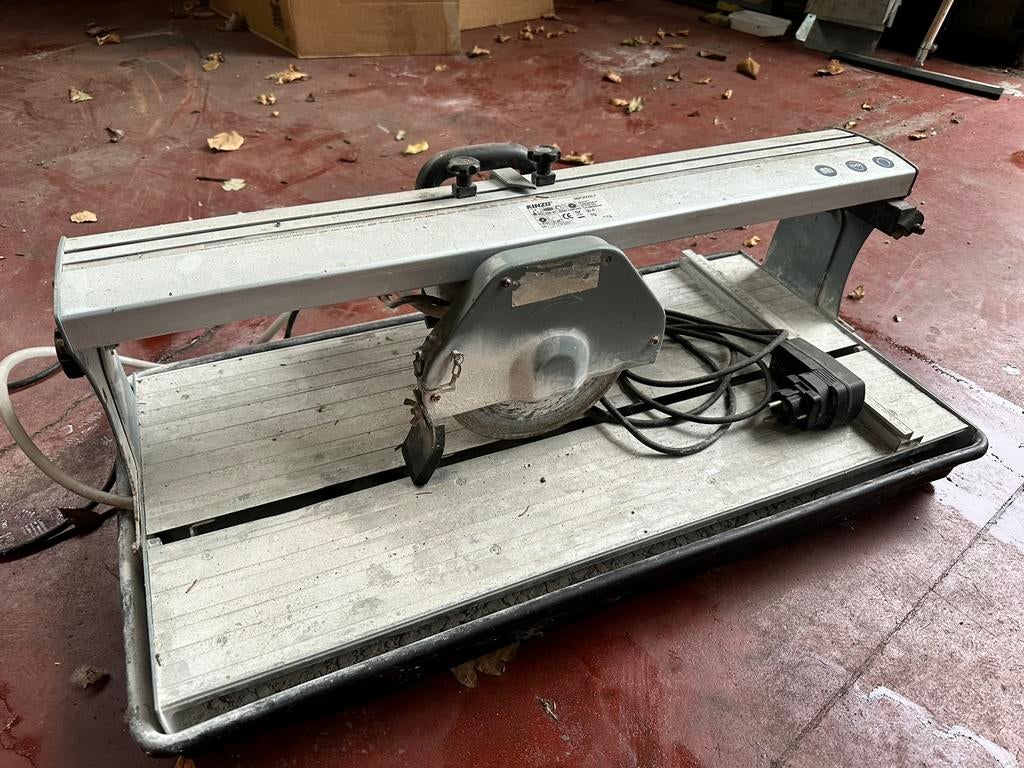 Machine de découpe de carreaux refroidie à l'eau, Enlèvement, Utilisé