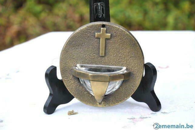 ancien benitier rond avec croix en laiton et verre