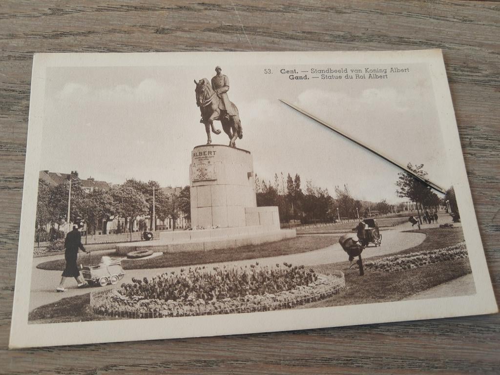 Gand : statue du roi Albert I, avec un vieux carrosse pour, Enlèvement ou Envoi