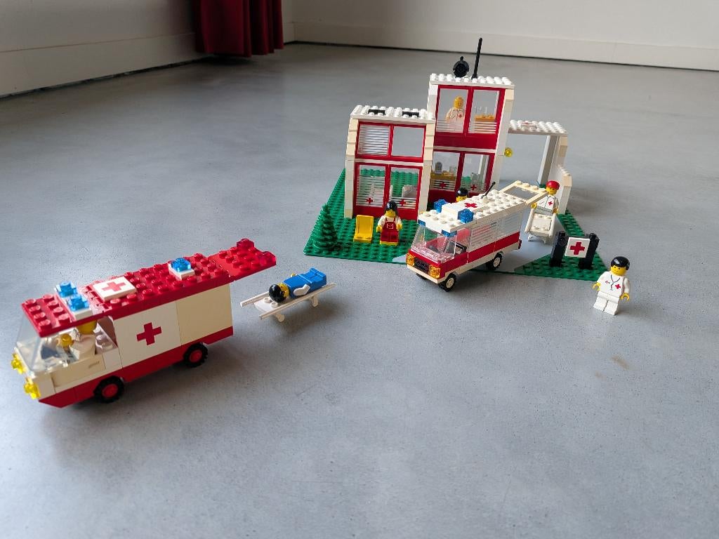 lego set 6380 ziekenhuis en 6688 ambulance, Kinderen en Baby's, Speelgoed | Duplo en Lego, Ophalen of Verzenden, Gebruikt, Complete set