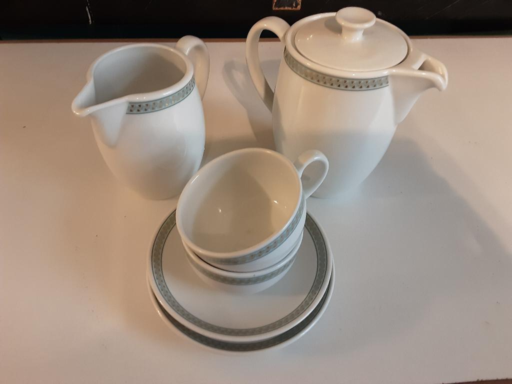 Kopjes + schoteltjes + melk + koffiezetapparaat Schönwald, Ophalen, Zo goed als nieuw, Overige stijlen, Kop(pen) en/of Schotel(s)