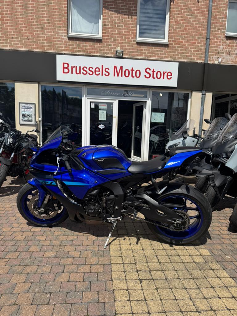 Yamaha R1, Motos, Motos | Yamaha, Super Sport, plus de 35 kW, 4 cylindres, ABS, Régulateur de vitesse, Amortisseurs réglables électroniquement