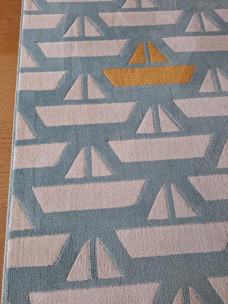 Tapijt kinderkamer met bootjes 119 × 172 cm, Ophalen, Zo goed als nieuw, Kleed of Kussen