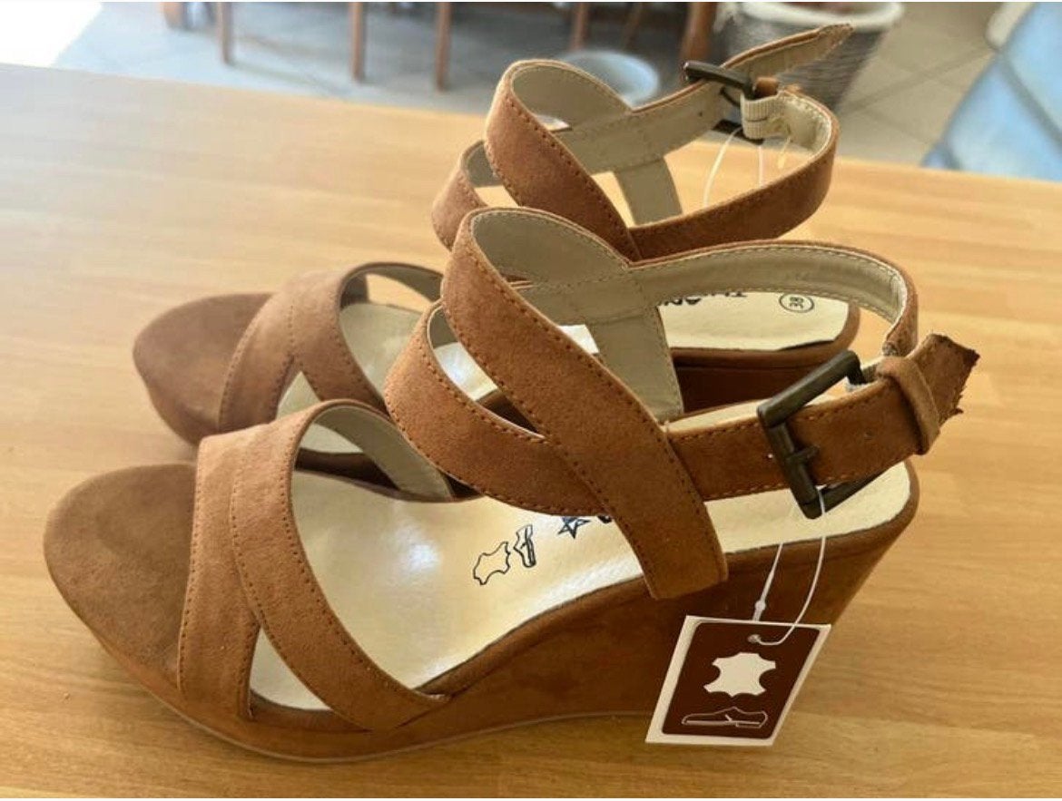 Sandalen nieuw Cognac suede achtig maat 38, Ophalen of Verzenden, Nieuw