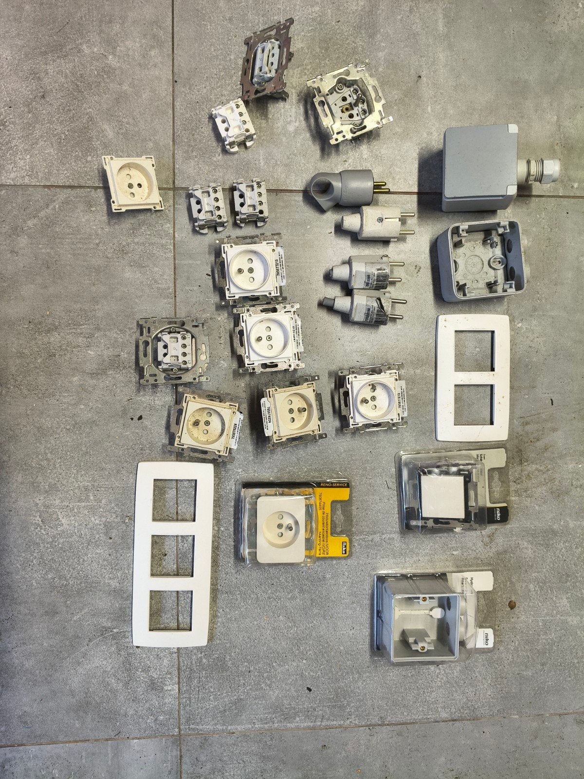 Lot elektrisch materiaal / schakelmateriaal (oa. Niko) – sto, Ophalen of Verzenden, Schakelaar