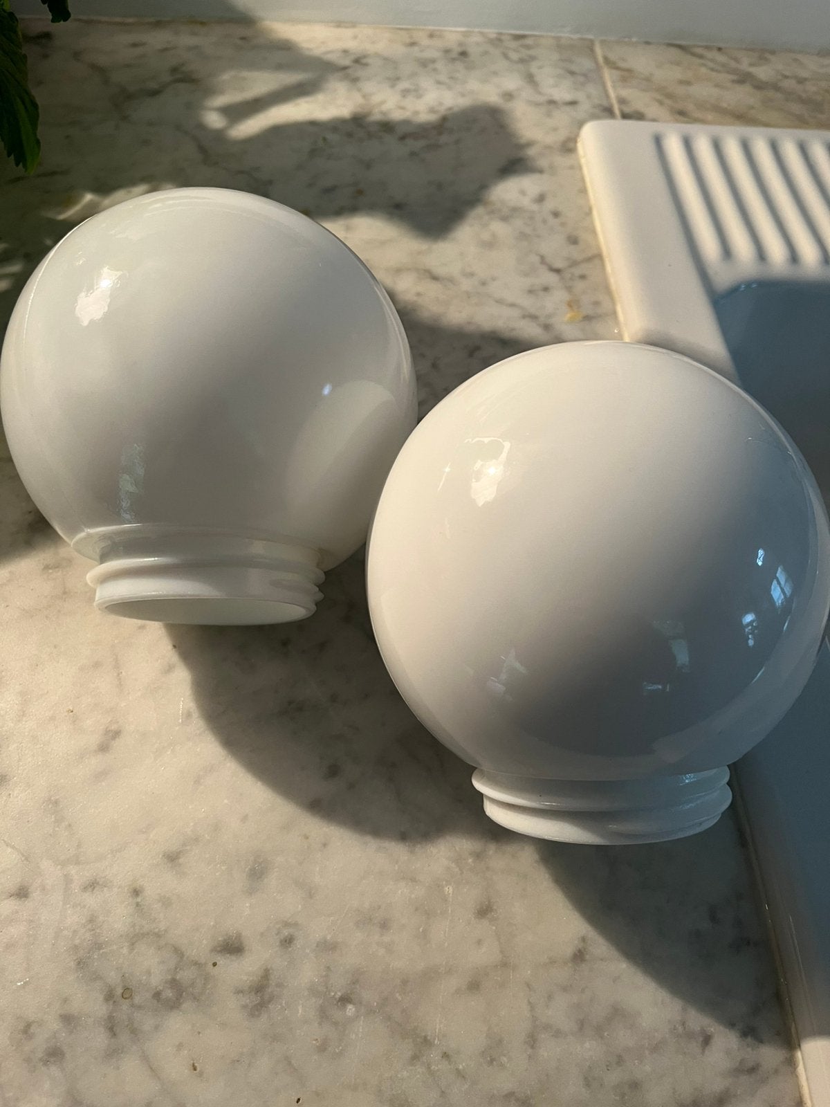 VINTAGE RETRO LAMP VERLICHTING MELKGLAS BOL 2 STUKS, Ophalen of Verzenden