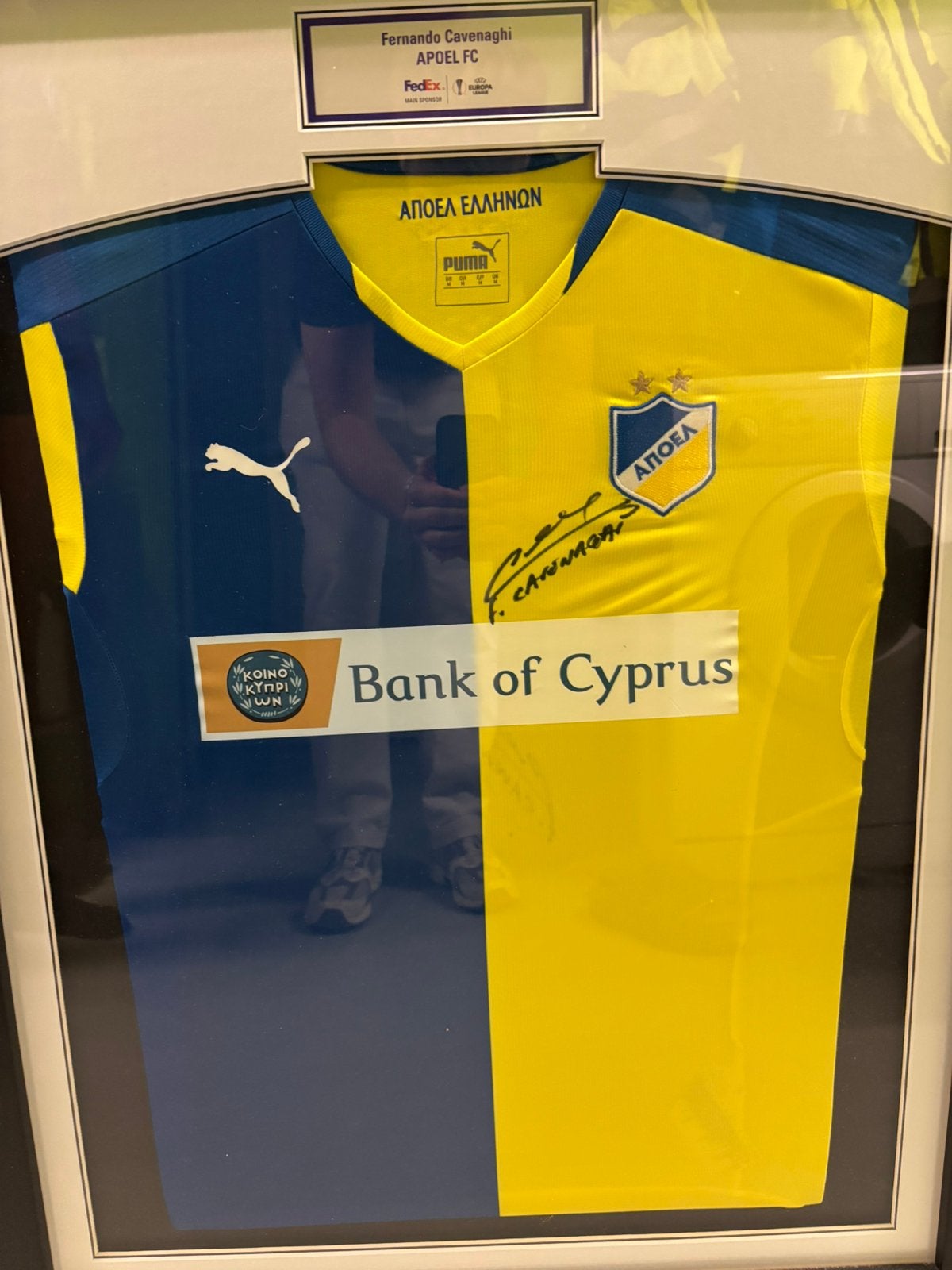 Chemise APOEL FC signée et encadrée, Enlèvement ou Envoi, Neuf, Accessoires de club