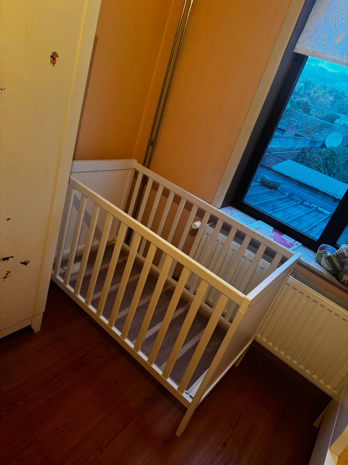 Lit bébé, 2 armoires et table et chaises enfant a donner, Enlèvement, Comme neuf