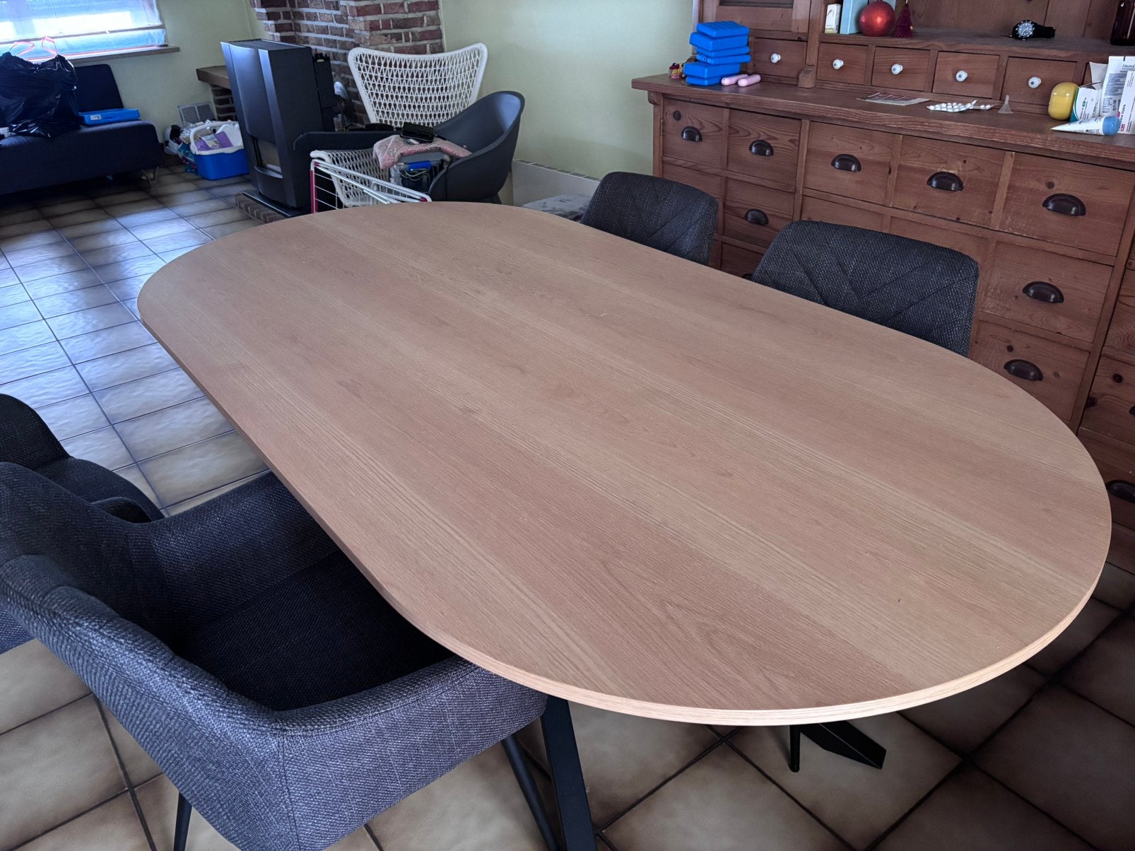 Ovale eettafel met metalen poten + 4 grijze stoelen, Ophalen, Zo goed als nieuw