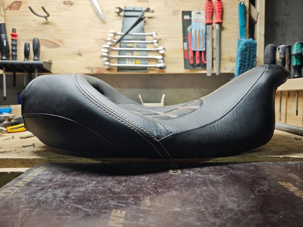 Harley Touring 2009–2013 – Custom Seat / Road King Seat, Motoren, Ophalen, Zo goed als nieuw