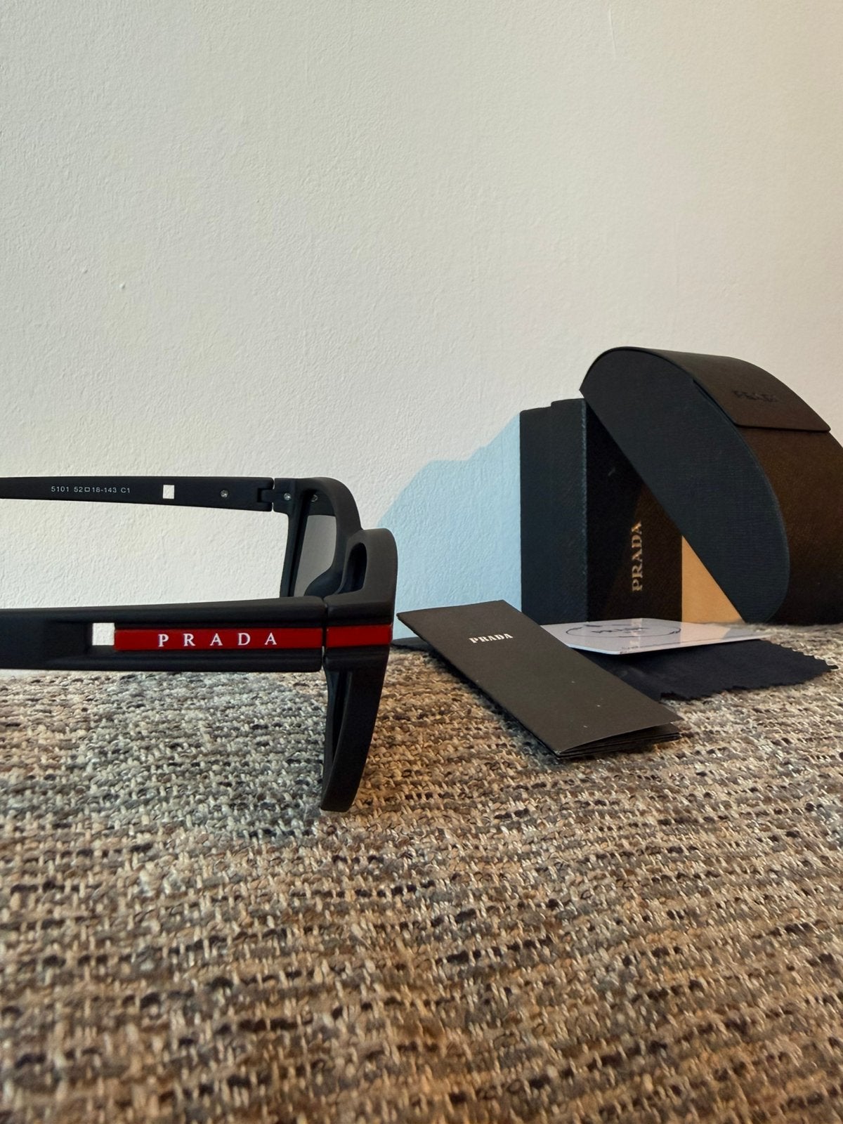 Lunettes de soleil Prada NEW, Bijoux, Sacs & Beauté, Lunettes de Soleil & Lunettes | Hommes, Envoi, Lunettes de soleil