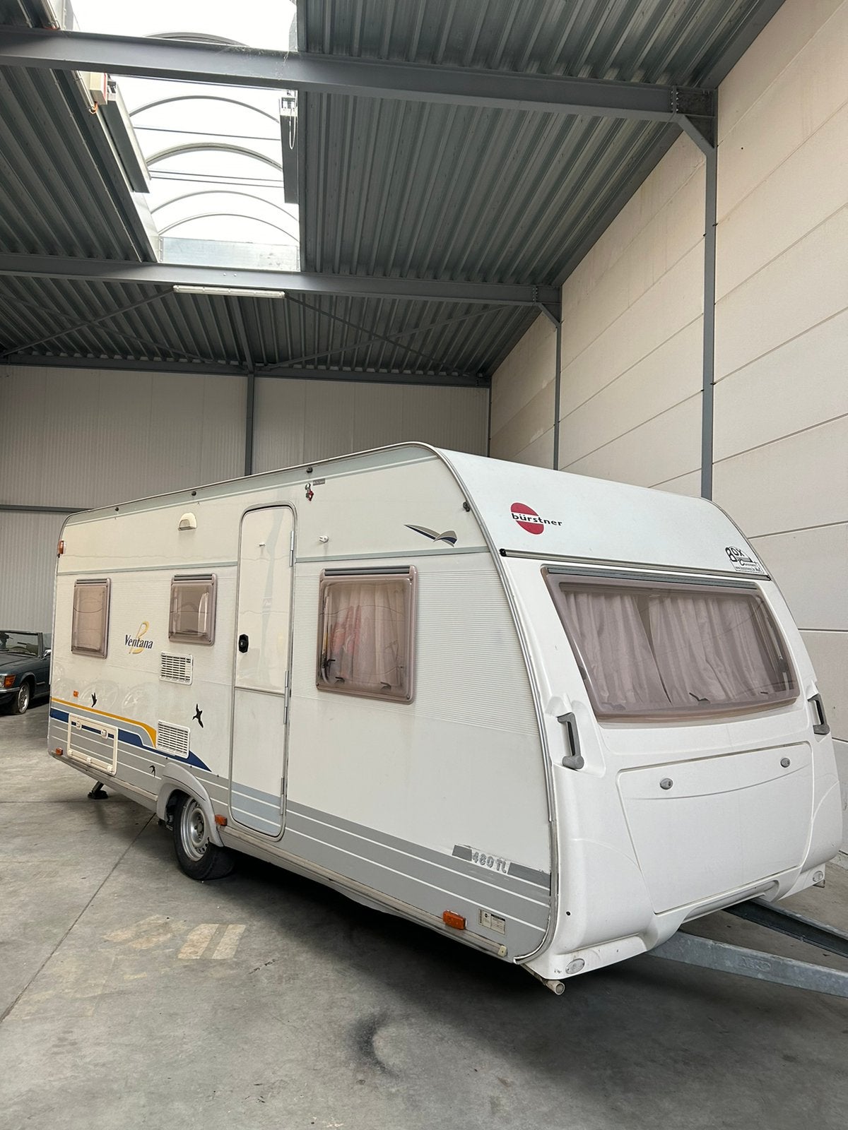 Lits simples Caravan Burstner, Jusqu'à 4, 4 à 5 mètres, Coin salon convertible, Poêle