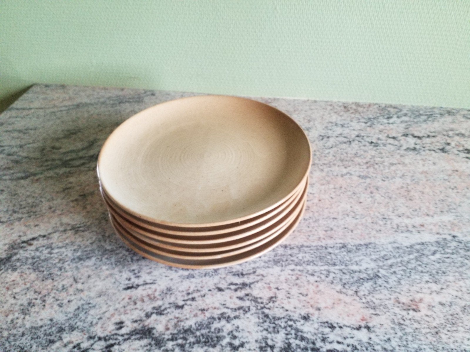 assiettes et tasses en grės, Enlèvement, Comme neuf