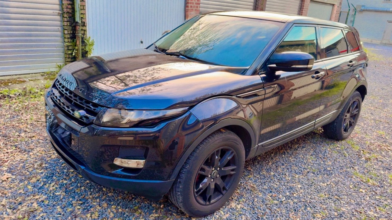 Range Rover évoque Full Black élégant et imposant, Autos, Achat, Noir, 5 portes, Automatique