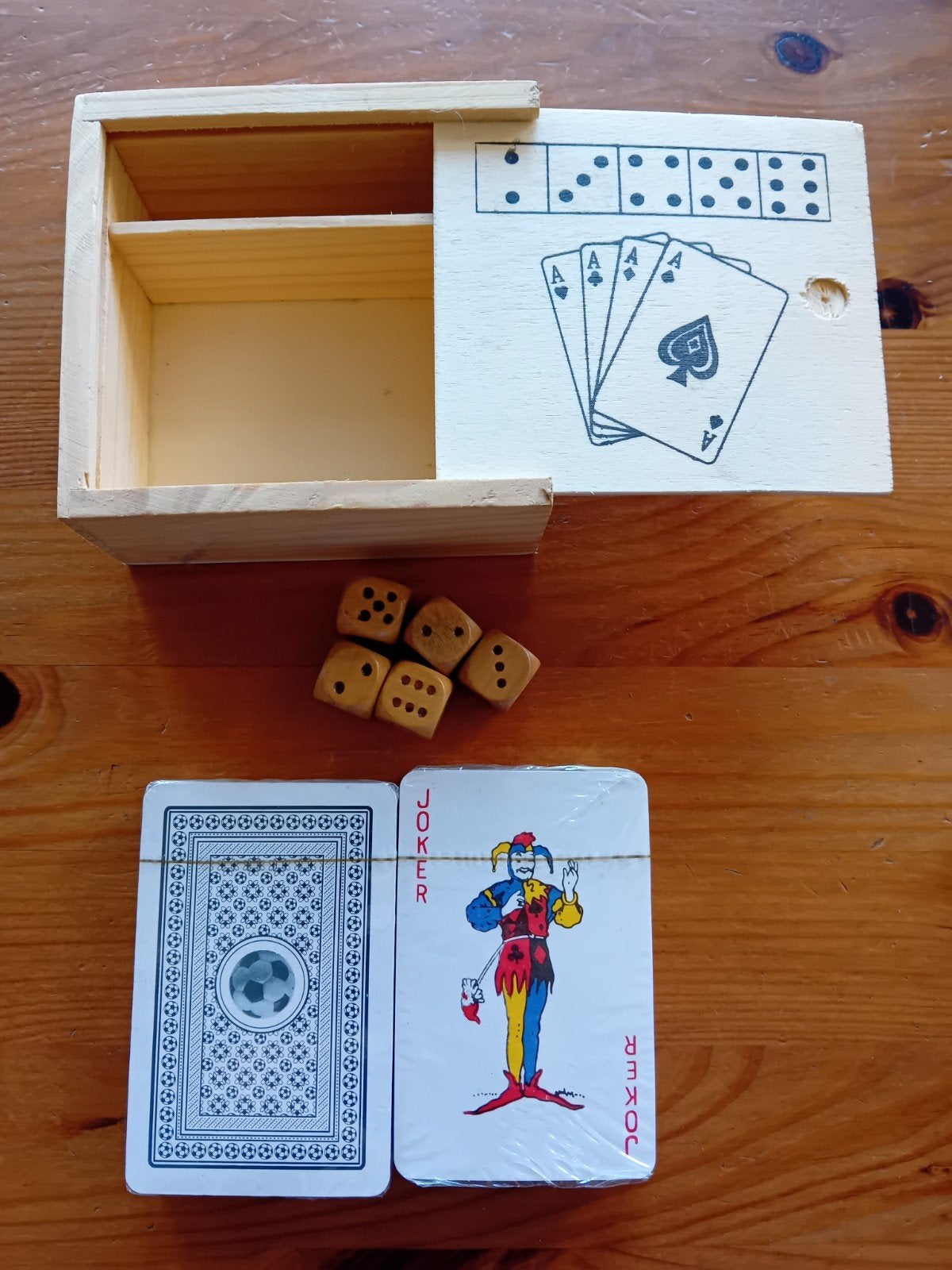 Coffret 2 jeux de cartes + dés, Collections, Enlèvement ou Envoi
