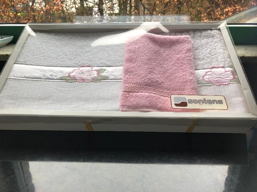 Vintage Santens (Oudenaarde) Badset–NIEUW in doos-Wit/Roze, Huis en Inrichting, Badkamer | Badtextiel en Accessoires, Nieuw, Handdoek